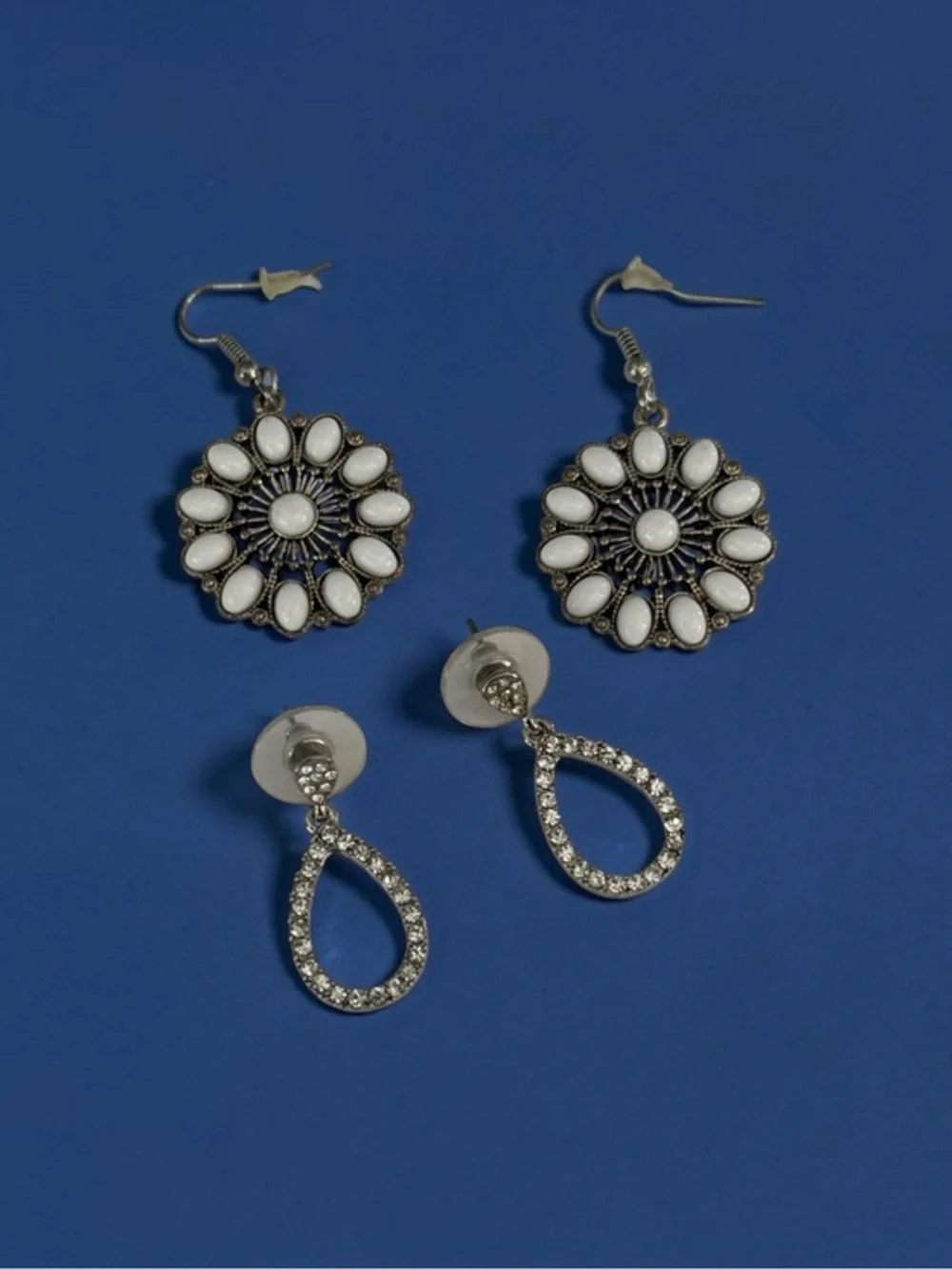 🫶🏻 White and Silver Floral Drop Earrings @ Rhinestone Drops Set of 2